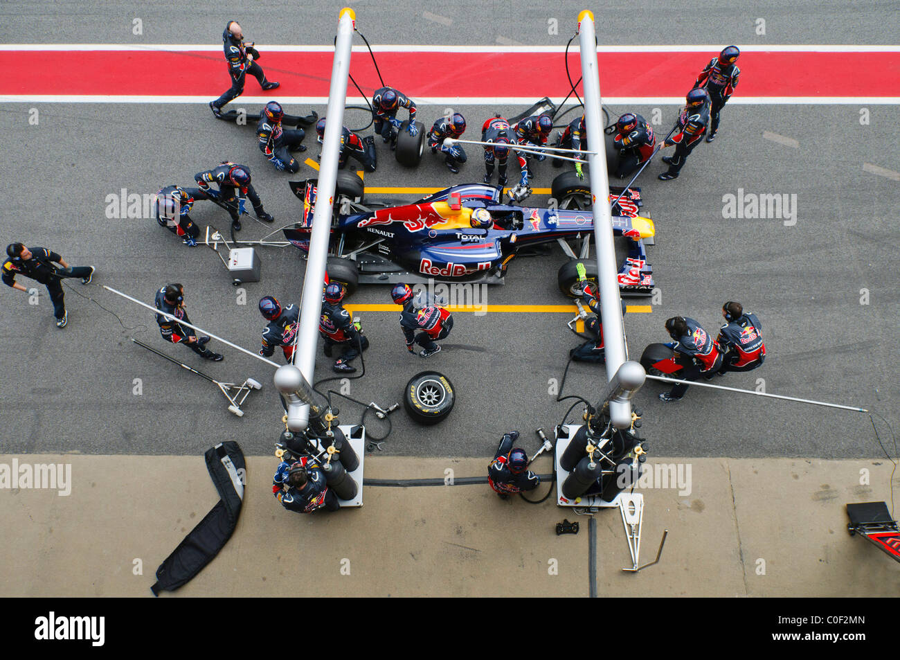 Pilote de Formule 1 allemand Sebastian Vettel et Red Bull pratique prestation fantastique un pit stop avec la RB7 race car en février 2011 Banque D'Images
