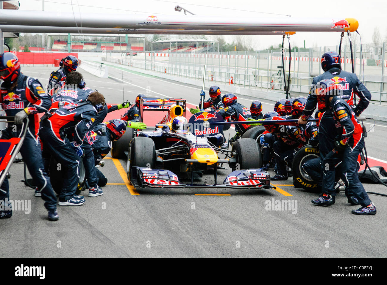 Pilote de Formule 1 allemand Sebastian Vettel et Red Bull pratique prestation fantastique un pit stop avec la RB7 race car en février 2011 Banque D'Images