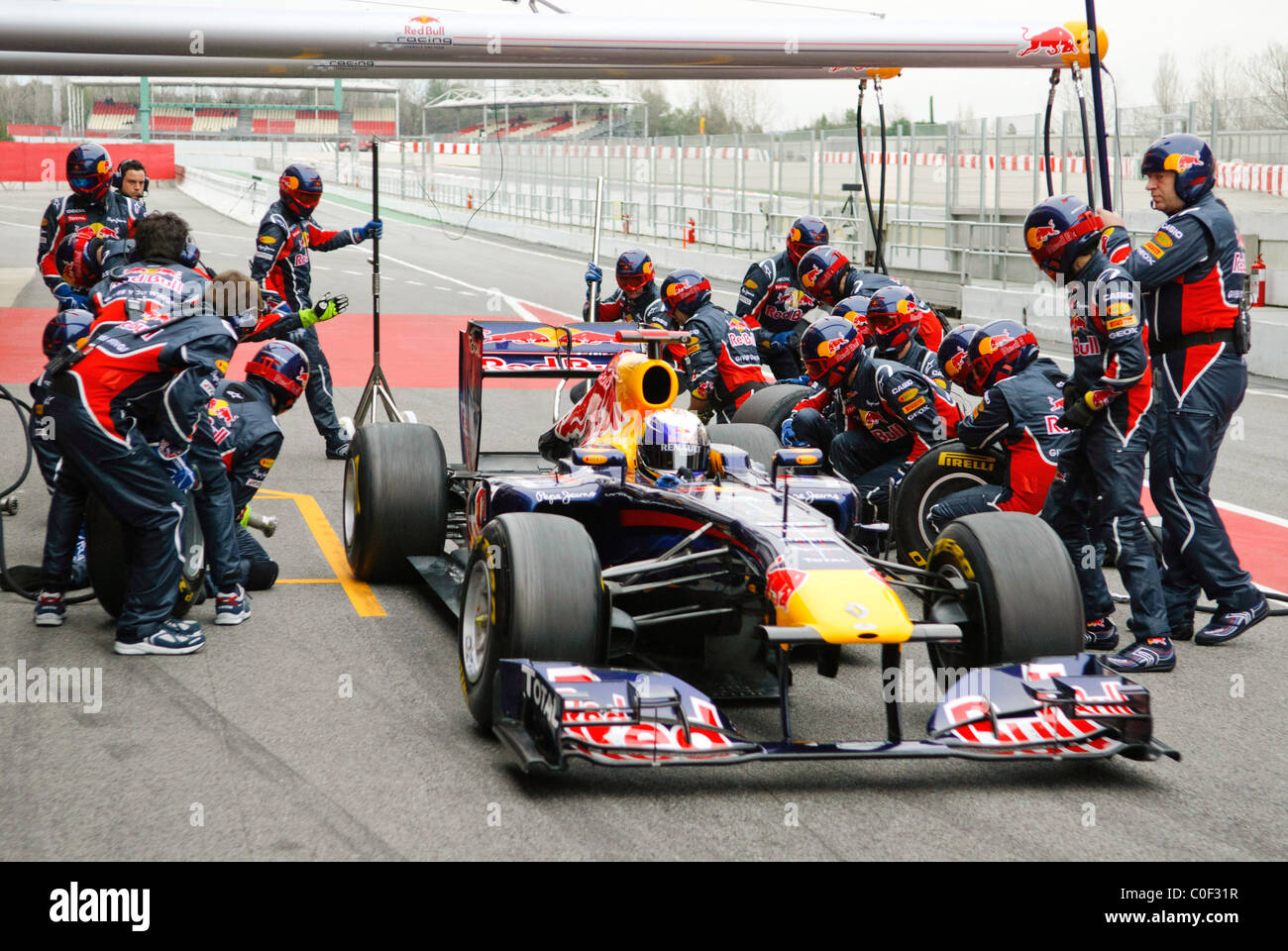 Pilote de Formule 1 allemand Sebastian Vettel et Red Bull pratique prestation fantastique un pit stop avec la RB7 race car en février 2011 Banque D'Images