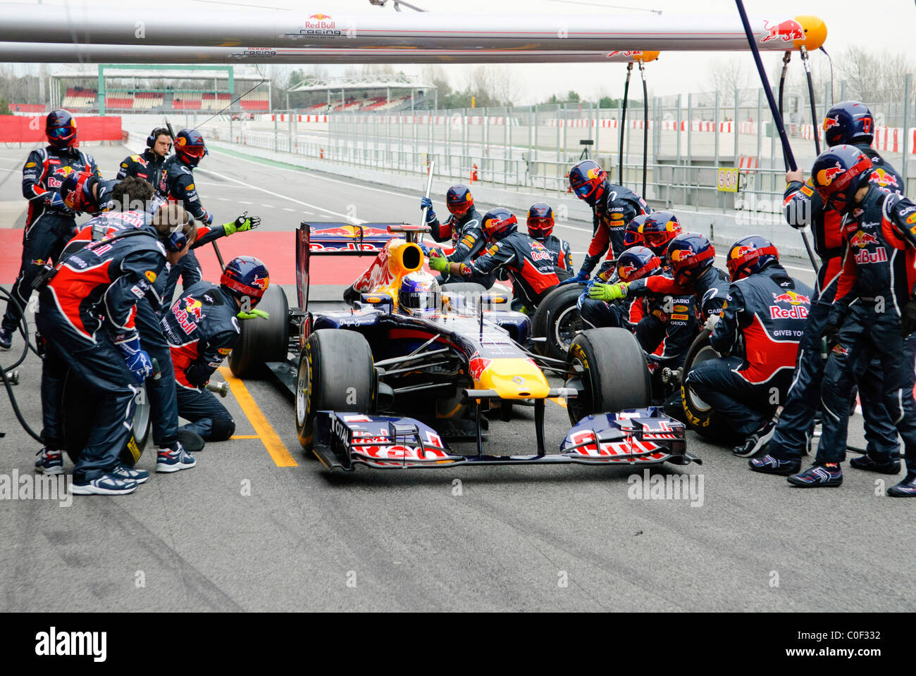 Pilote de Formule 1 allemand Sebastian Vettel et Red Bull pratique prestation fantastique un pit stop avec la RB7 race car en février 2011 Banque D'Images