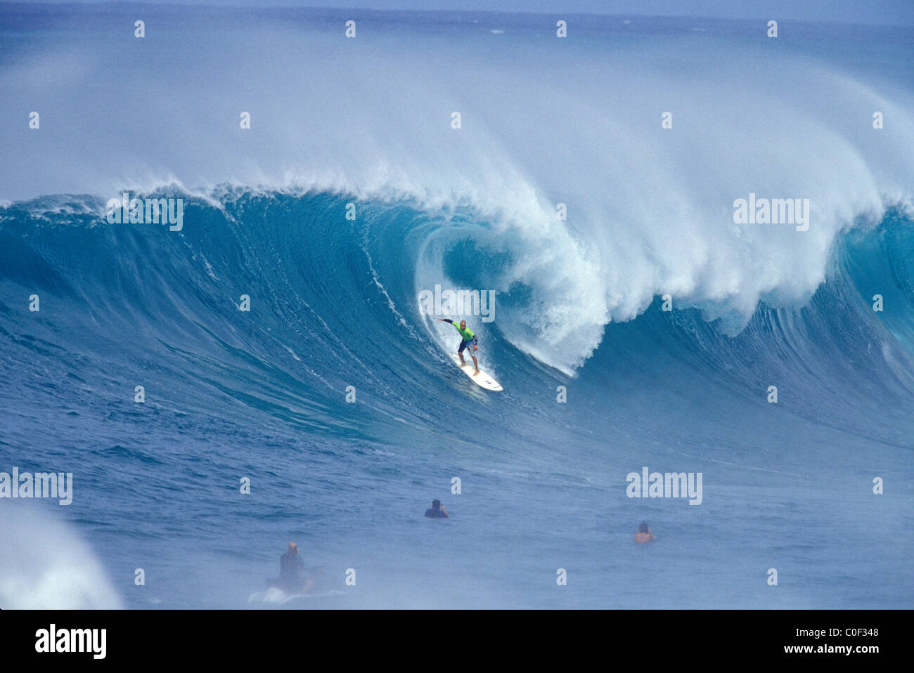 Kelly Slater surf l'Eddie Aikau Invitational, Waimea,,2001 Banque D'Images