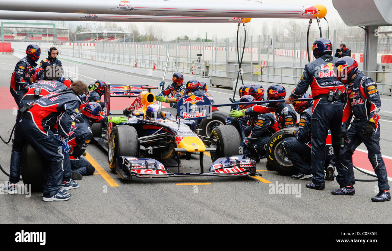 Pilote de Formule 1 allemand Sebastian Vettel et Red Bull pratique prestation fantastique un pit stop avec la RB7 race car en février 2011 Banque D'Images