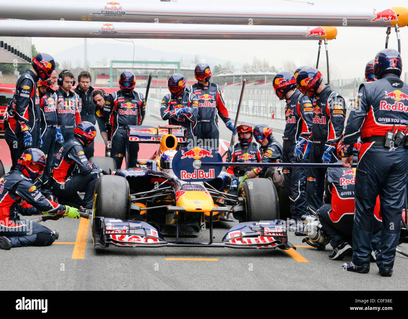 Pilote de Formule 1 allemand Sebastian Vettel et Red Bull pratique prestation fantastique un pit stop avec la RB7 race car en février 2011 Banque D'Images