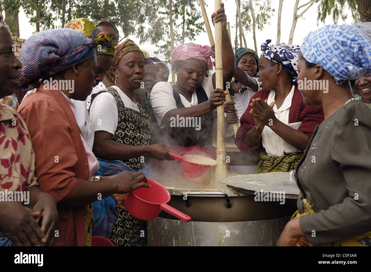 Malawi femme locale faire cuire les repas à l'extérieur de l'école Banque D'Images