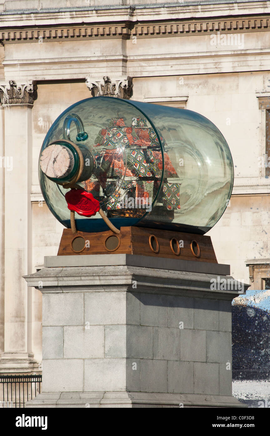 Les œuvres de l'artiste Yinka Shonibare Nelson's ship in a Bottle sur socle Quatrième à Trafalgar Square de Londres. Londres. UK Banque D'Images