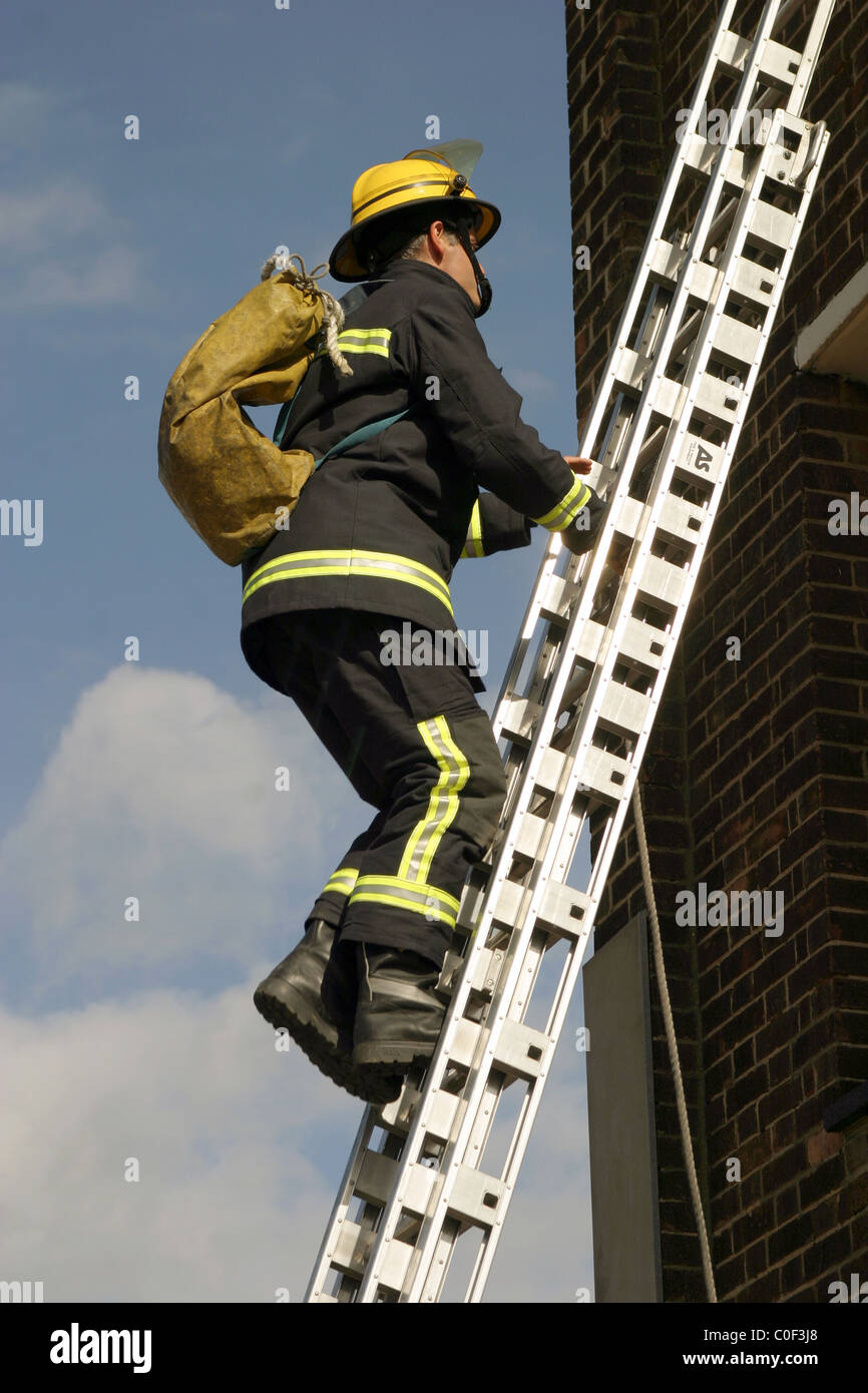 ECFRS pompiers Pompier grimpe une échelle Photo Stock - Alamy