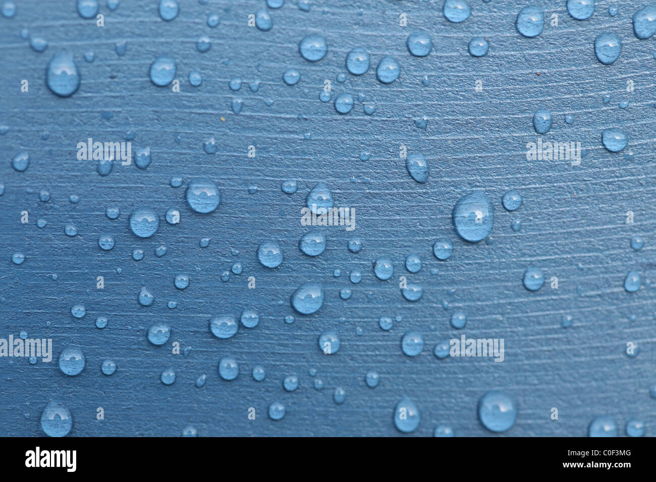 Gouttes d'eau sur le dos d'une chaise en bois Banque D'Images