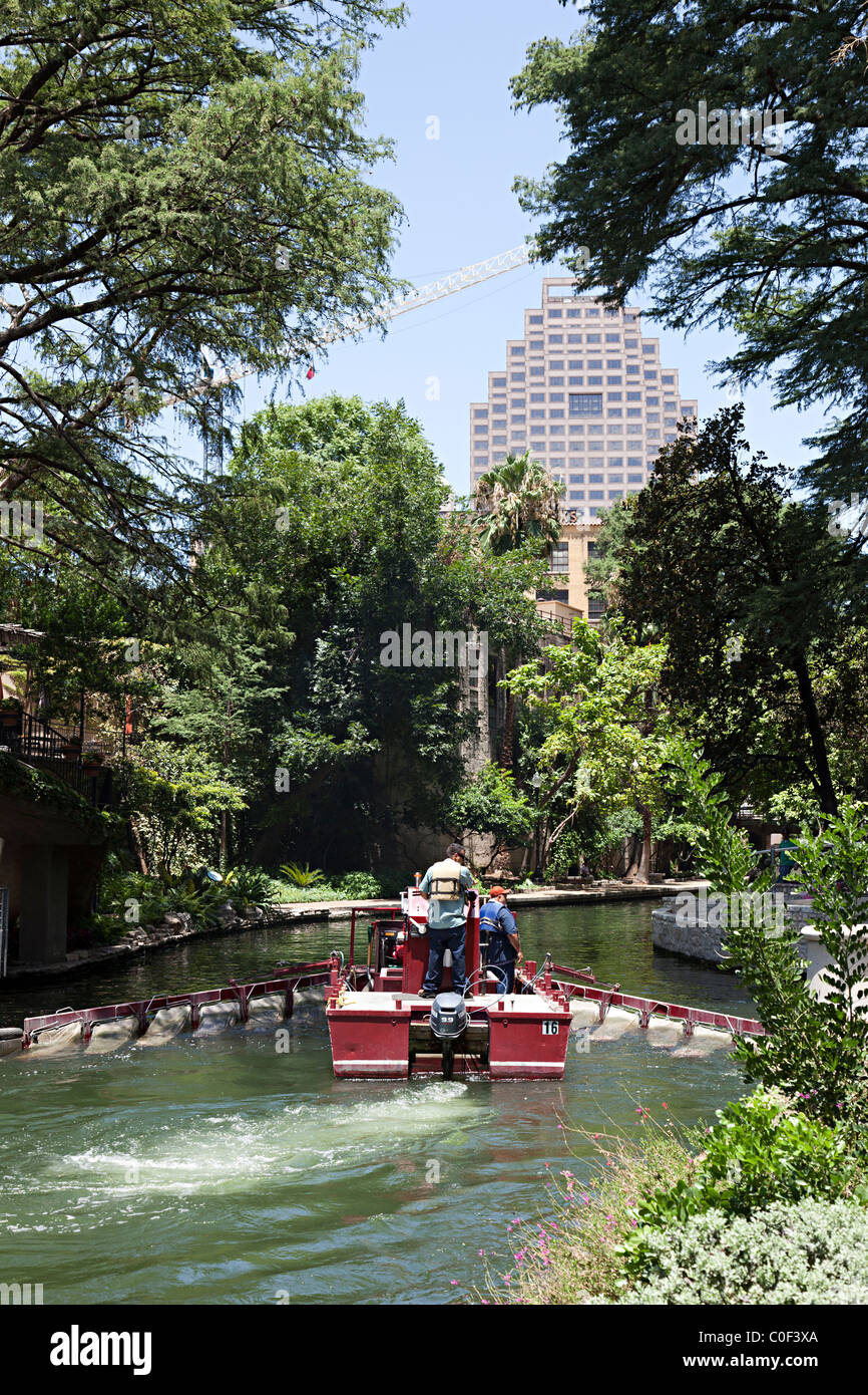 Rivière de nettoyage de bateau par écrémage en surface moustiquaires San Antonio Texas USA Banque D'Images