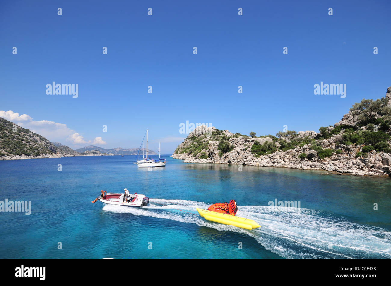 Une vue imprenable sur une magnifique baie avec une eau cristalline turquoise dans le sud de la Turquie, sur la mer Egée, la Turquie, l'Europe du Sud Banque D'Images