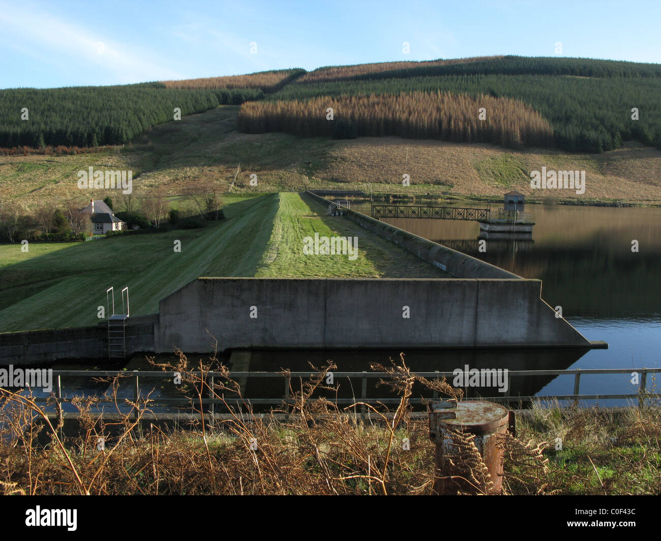 Glen devon et réservoir inférieur barrage dans les monts Ochil hills Banque D'Images