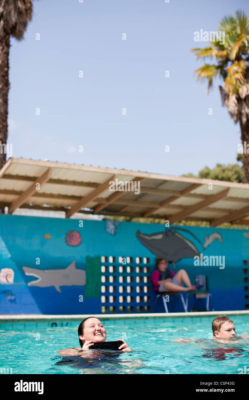 Reedley hallows, California, United States. Les adolescents dans la piscine avec un poids de dix livres à Wellspring Academy. Banque D'Images