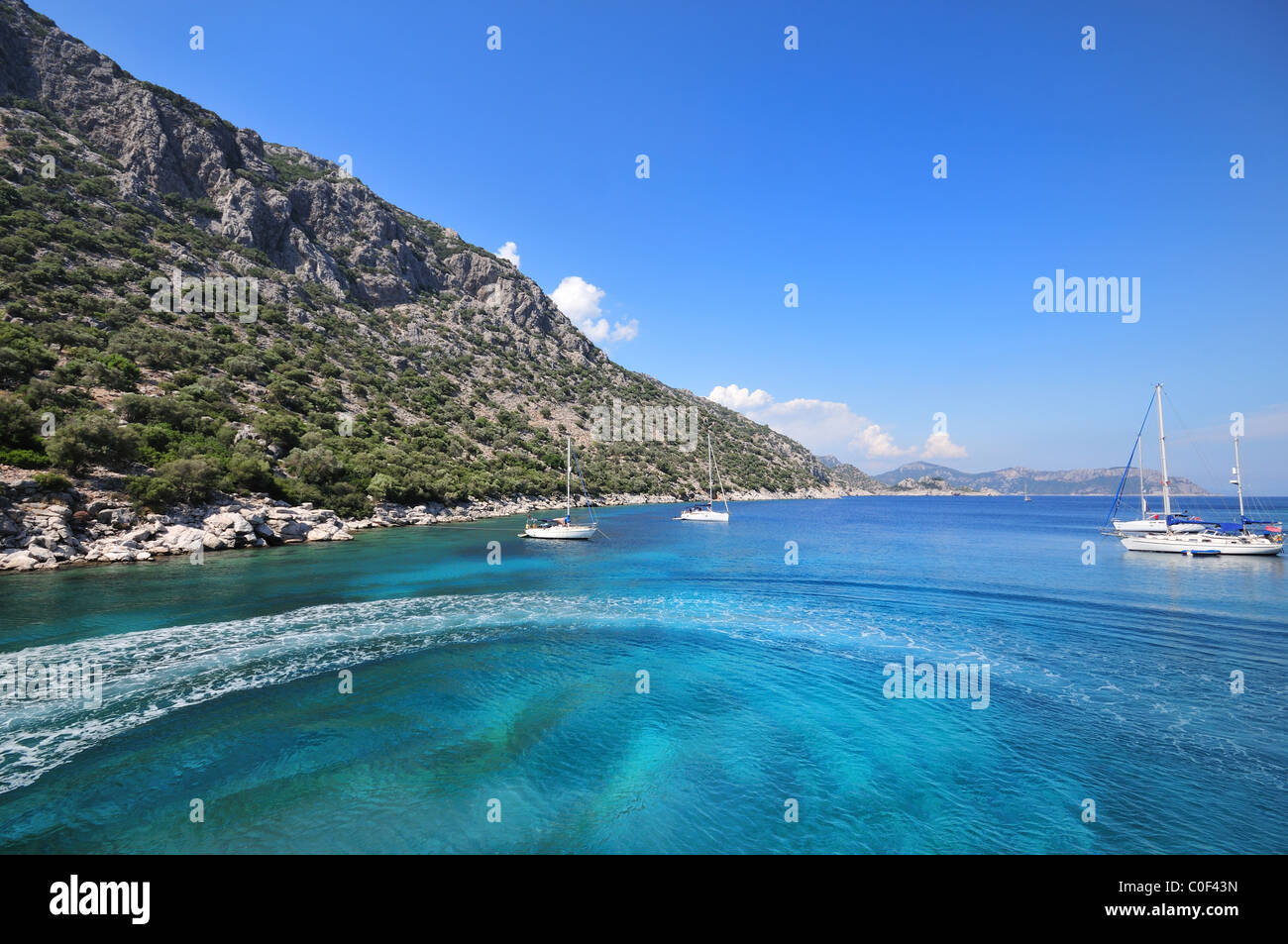 Une vue imprenable sur une magnifique baie avec une eau cristalline turquoise dans le sud de la Turquie, sur la mer Egée, la Turquie, l'Europe du Sud Banque D'Images