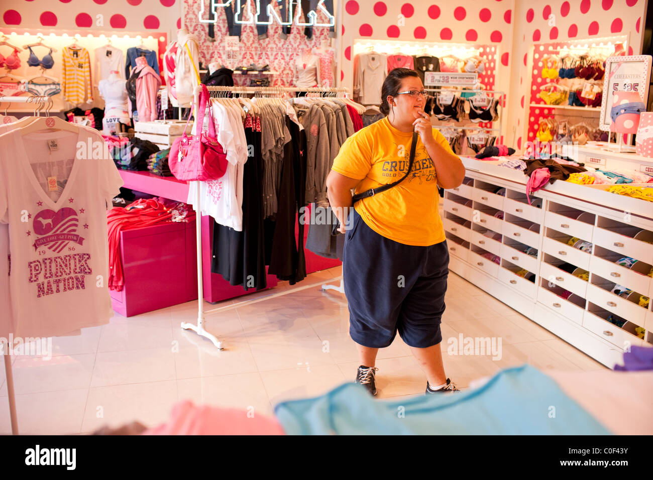 Fresno, Californie, États-Unis. Une adolescente boutiques au Pink à Fresno. Banque D'Images