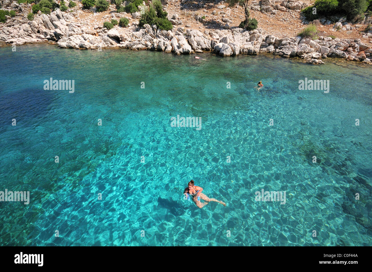 Une femme dans la belle crystal bleu-vert clair de la mer Egée, la Turquie, l'Europe Banque D'Images