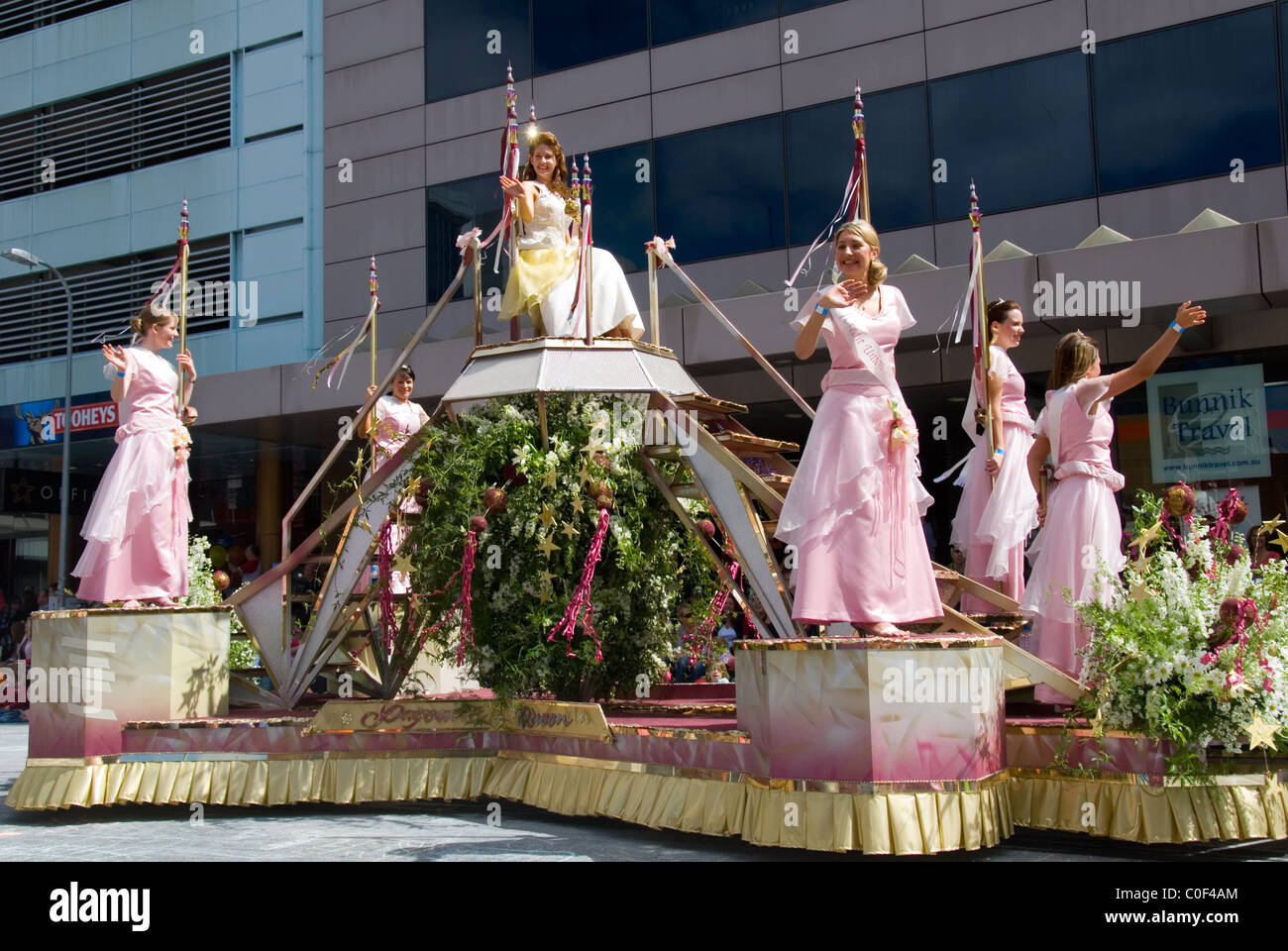 Queen Pageant flotter dans le spectacle de Noël de l'Union de Crédit à travers les rues d'Adélaïde, Australie du Sud. Banque D'Images