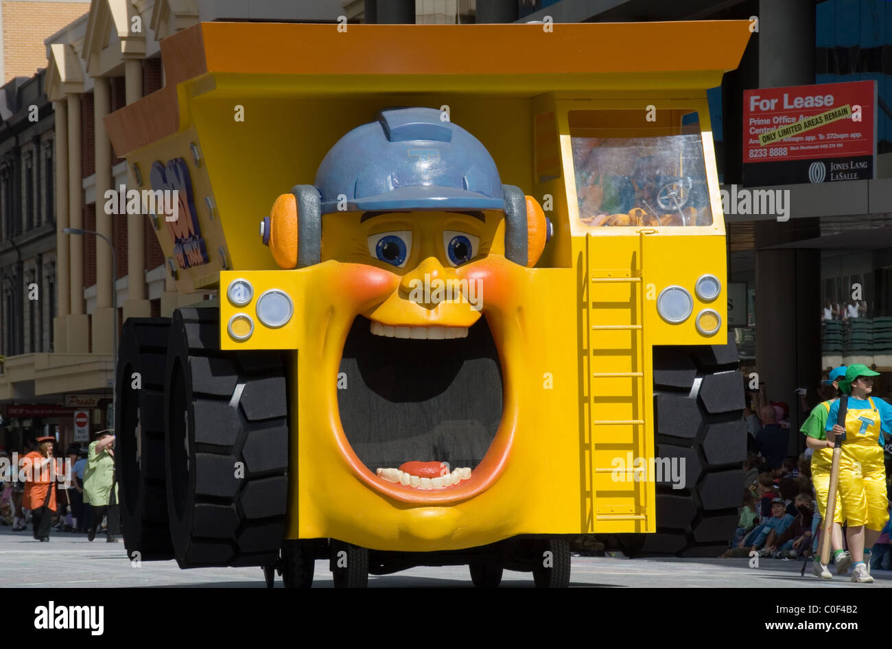 Toby camion jouet flottent dans le spectacle de Noël de l'Union de Crédit à travers les rues d'Adélaïde, Australie du Sud. Banque D'Images