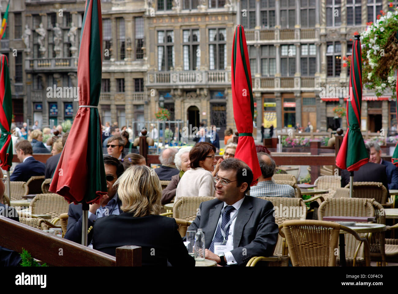 Tiago Caiado Guerreiro, bénéficie d'un verre dans un café de la Grand Place, en Belgique, Bruxelles Banque D'Images