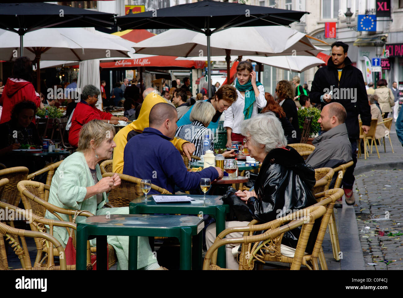 Un café à Bruxelles la foule avec les clients Banque D'Images