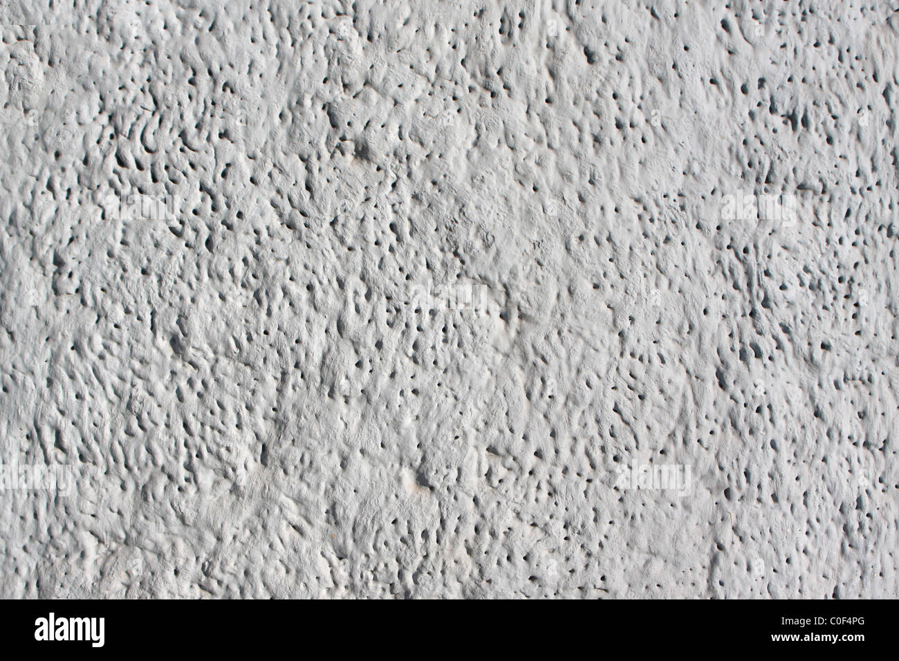 Mur texturé gris avec des trous noirs Banque D'Images