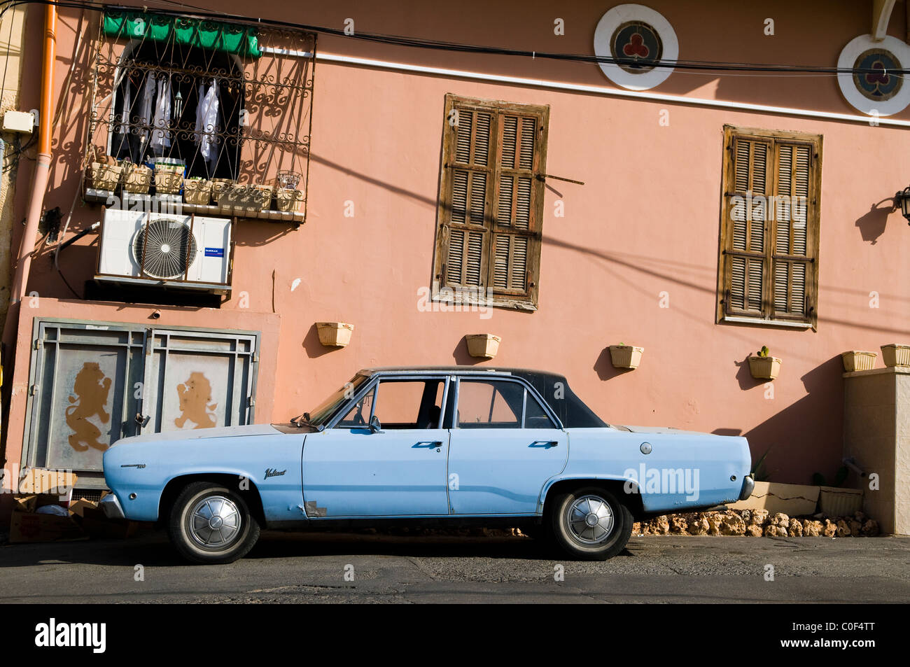 Une belle voiture Plymouth Valiant dans la vieille ville de Jaffa, en Israël. Banque D'Images