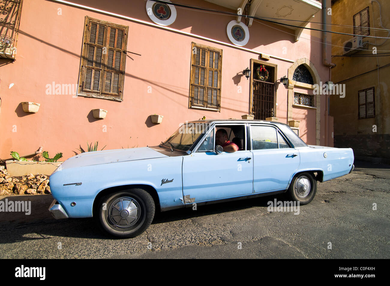 Une belle voiture Plymouth Valiant dans la vieille ville de Jaffa, en Israël. Banque D'Images