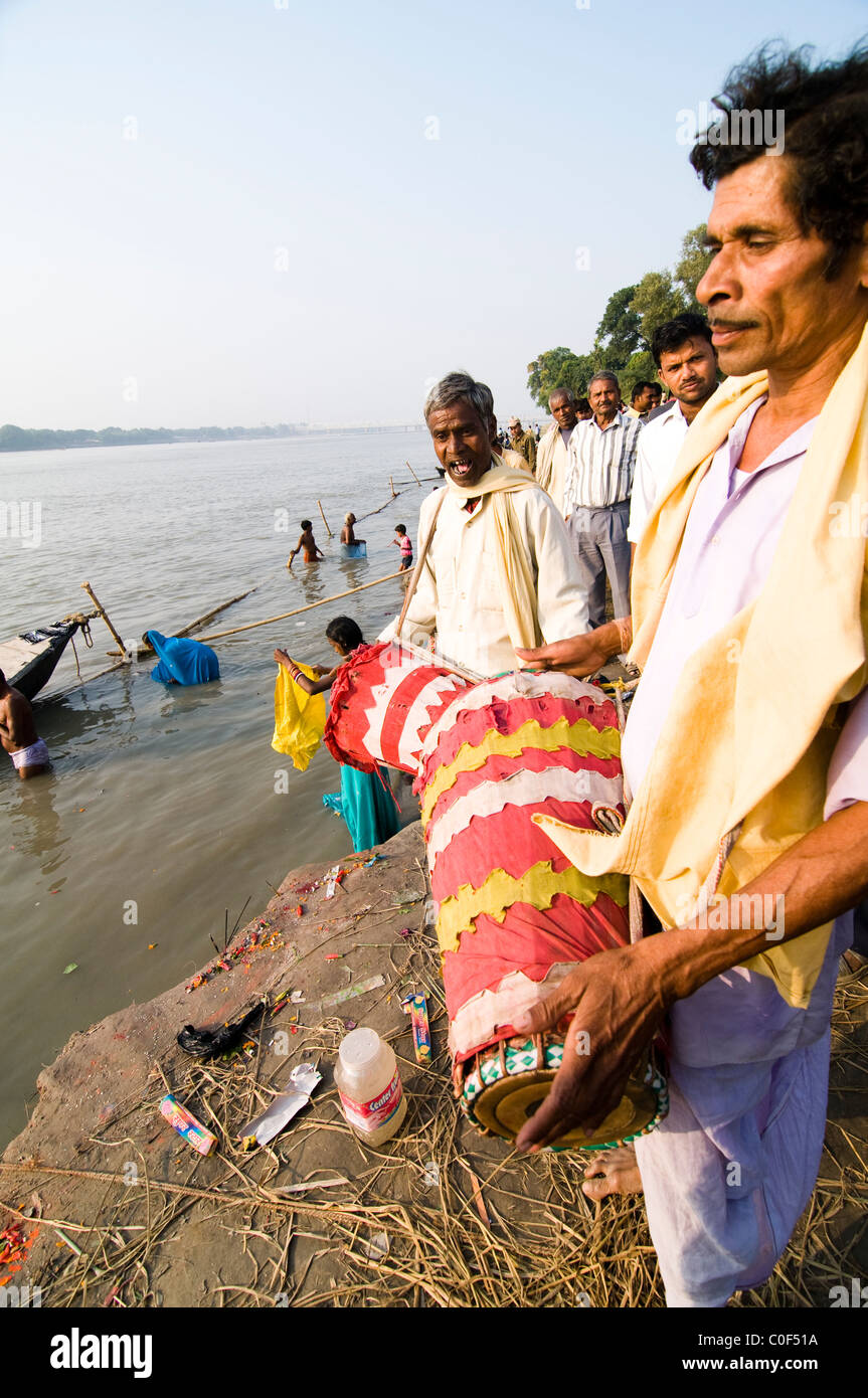 Percussion à jouer lors d'une cérémonie sur la sainte Gandak durant la Sonepur mela dans Bihar. Banque D'Images