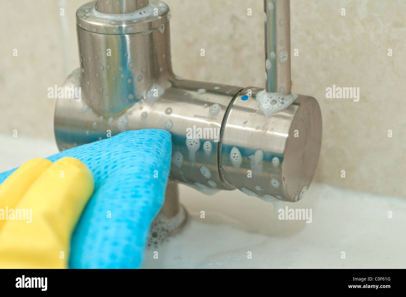 Salle de bains de nettoyage avec un chiffon et des gants en caoutchouc Banque D'Images