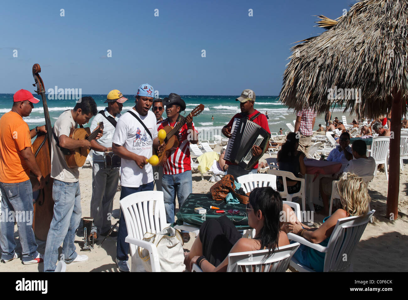 Fils musiciens à Playa del Este , Santa Maria del Mar, près de La Havane Cuba Banque D'Images