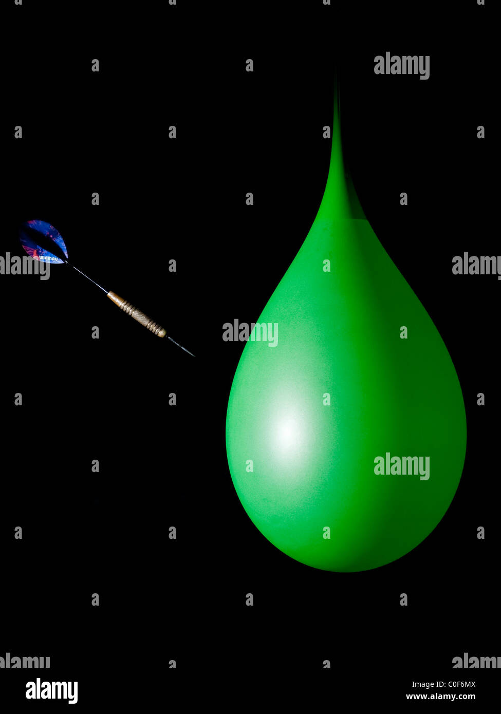 Une image d'une séquence montrant la photographie au flash haute vitesse à l'aide d'un éclatement de l'EICC un ballon rempli d'eau. Banque D'Images