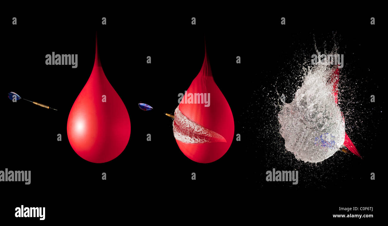 Une image à l'aide d'un flash haute vitesse qui indique l'ordre de l'éclatement d'un ballon rempli d'eau à l'aide d'un dard . Banque D'Images