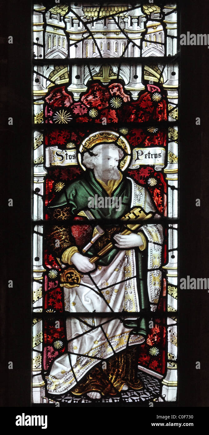 Un vitrail par C E Kempe & Co. représentant Saint Pierre, St John Baptist Church, à North Luffenham, Rutland Banque D'Images