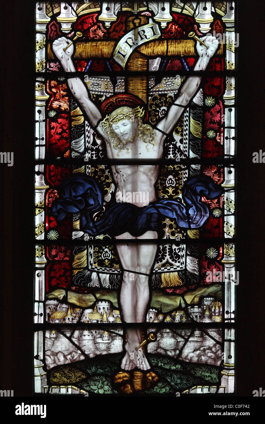 Un vitrail par C E Kempe & Co. représentant la Crucifixion de Jésus, St John Baptist Church, à North Luffenham, Rutland Banque D'Images