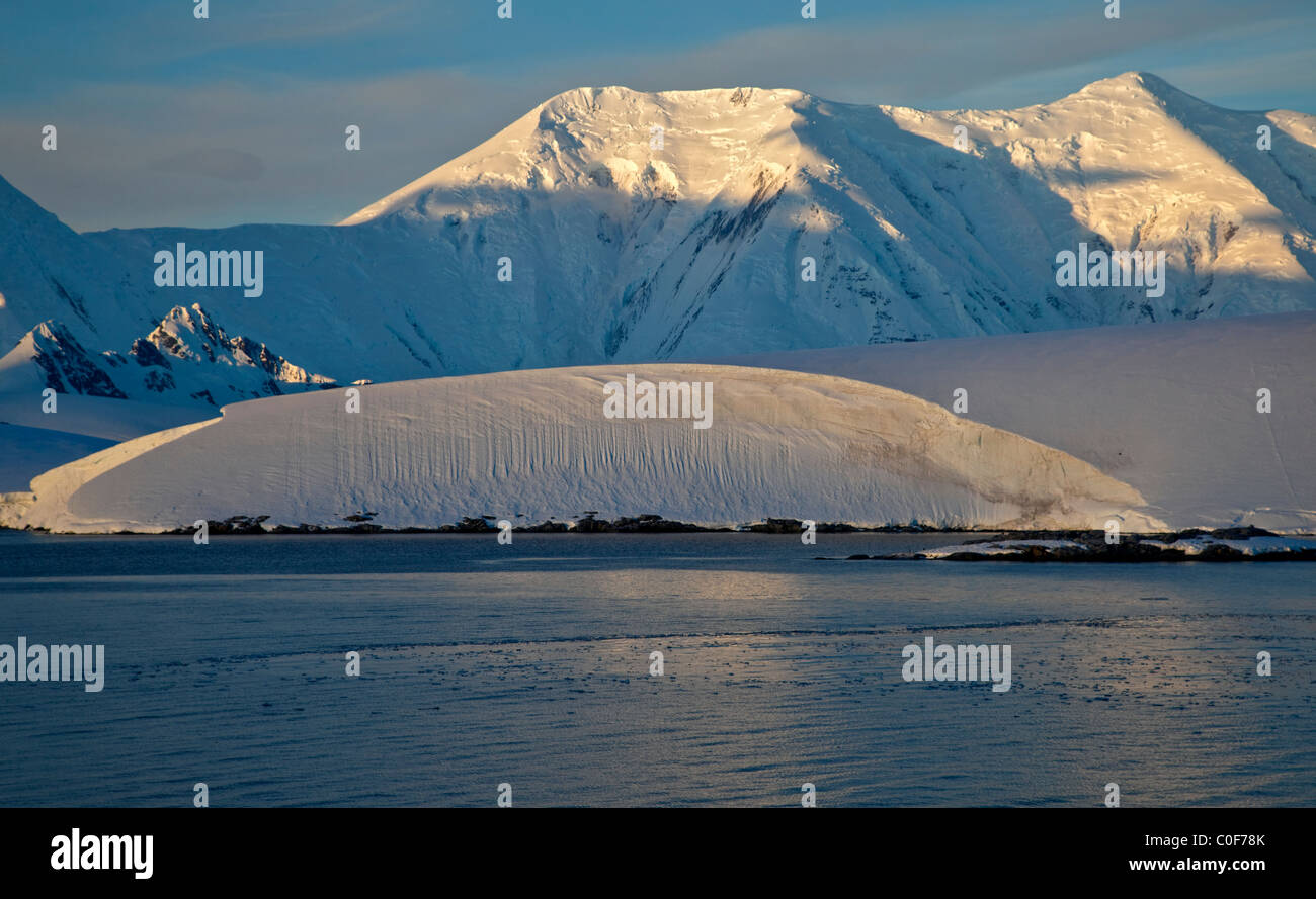 Au crépuscule du détroit de Gerlache, Péninsule Antarctique Banque D'Images
