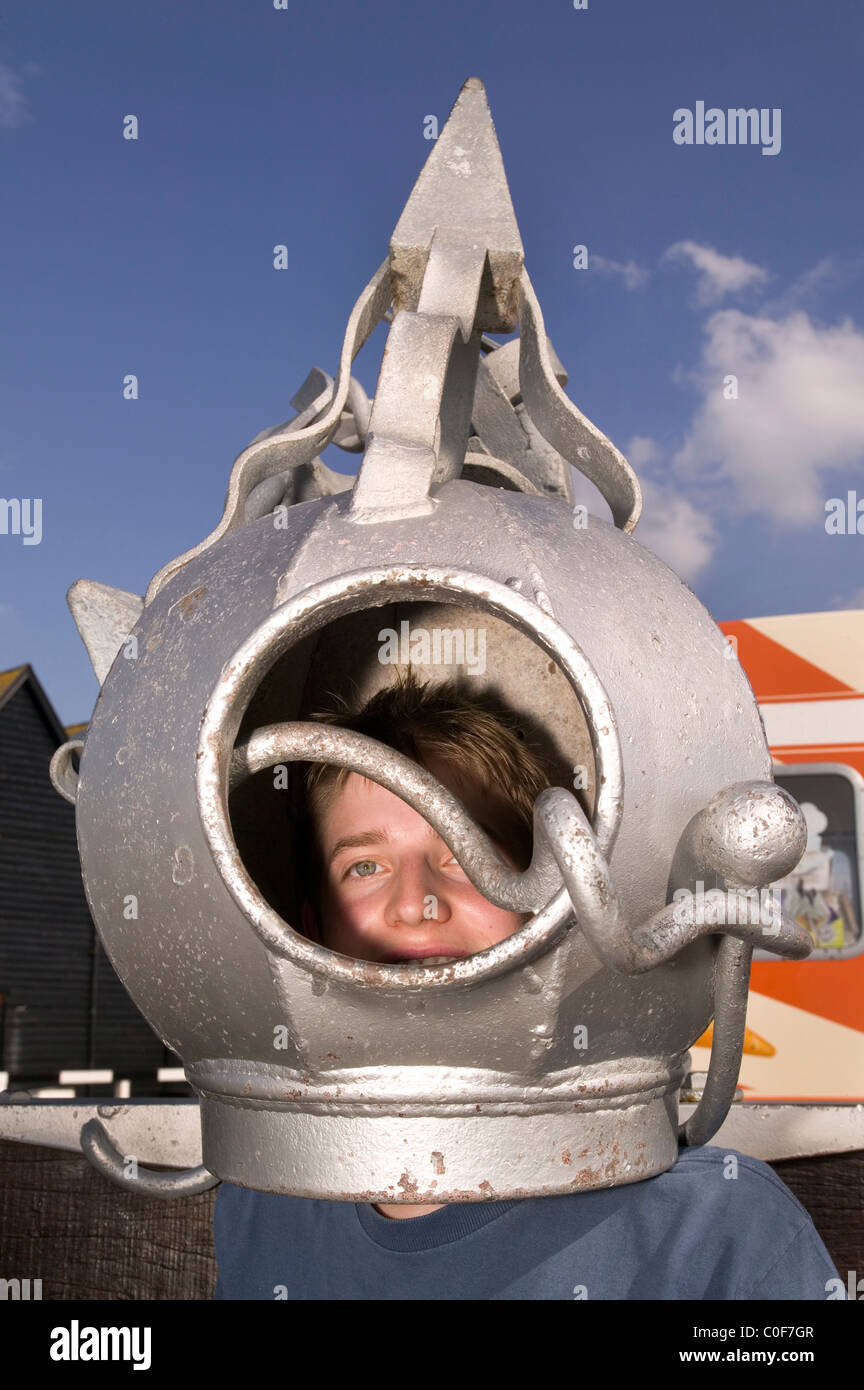 Garçon avec la tête dans un casque de plongée la sculpture à Whitstable Kent UK Banque D'Images