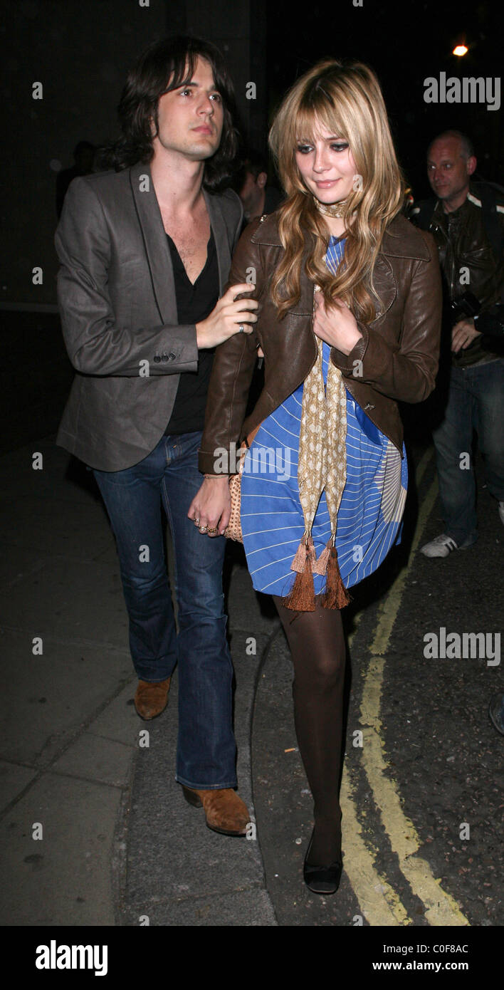 Mischa Barton et son petit ami Taylor Locke de quitter le bar Met à 13h00. Mischa avait échangé de la robe verte qu'elle portait Banque D'Images