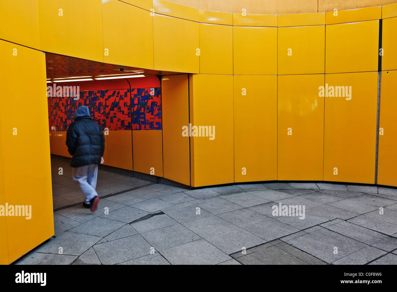Sweats Homme entrer dans le passage souterrain près de la Petite Venise Westway London England Banque D'Images