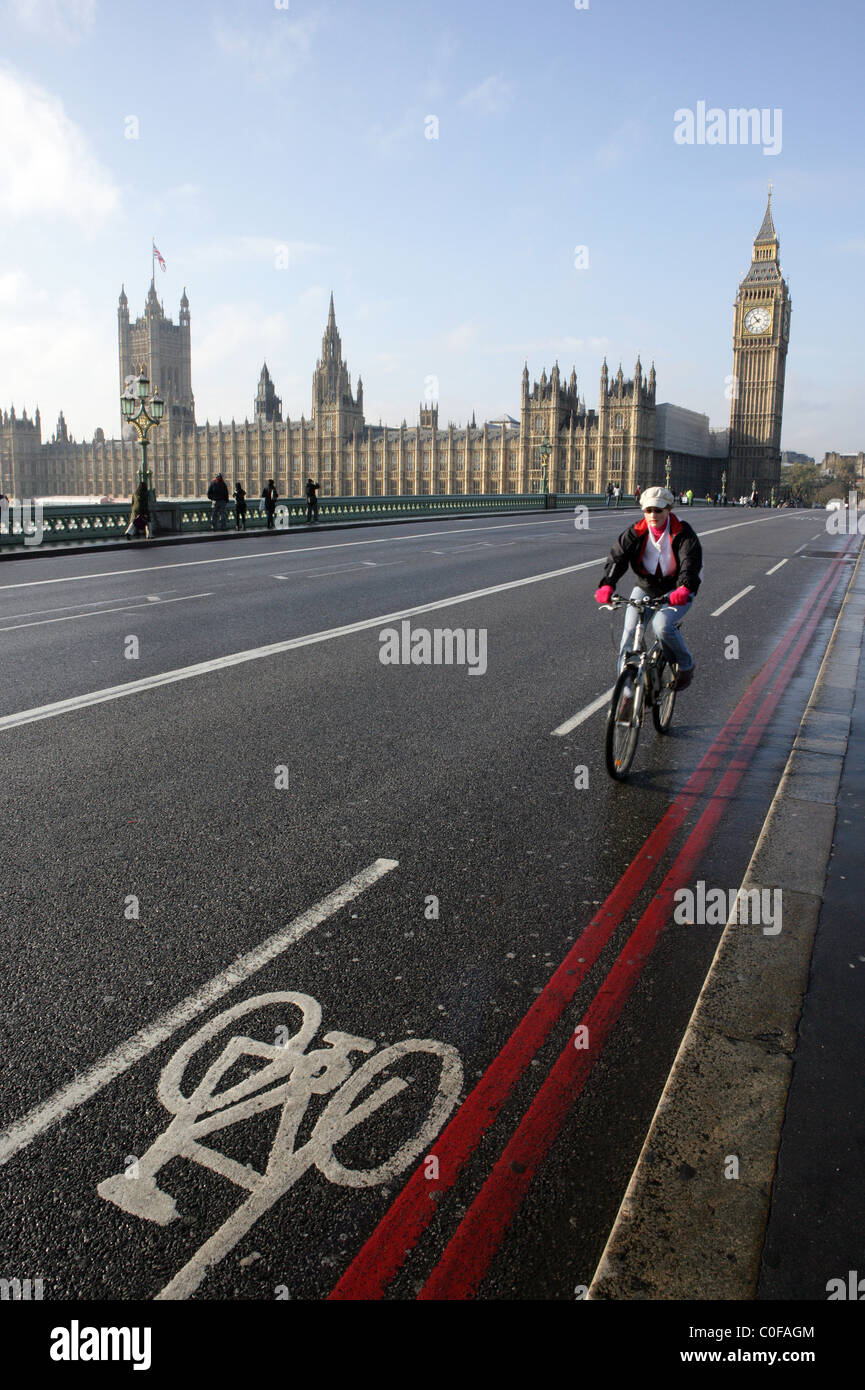 Voie cyclable en cours d'utilisation sur le pont de Westminster avec les chambres du parlement dans l'arrière-plan, Londres. 2010 Banque D'Images