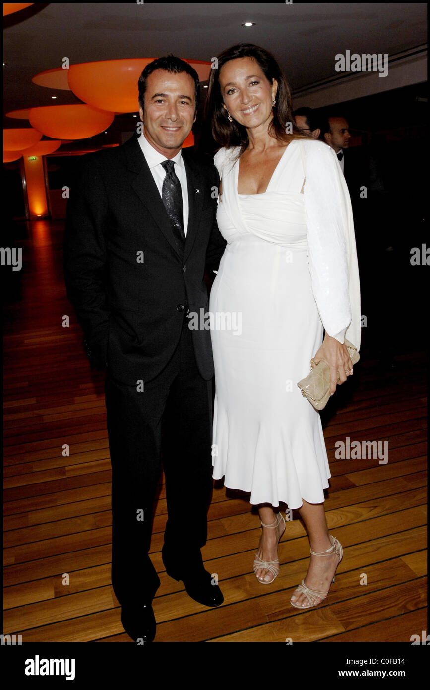 Bernard Montiel et sa femme, le Festival de Cannes 2008 - Jour 10 Dior et  elle soirée dîner tenue à l'hôtel du Cap Photo Stock - Alamy