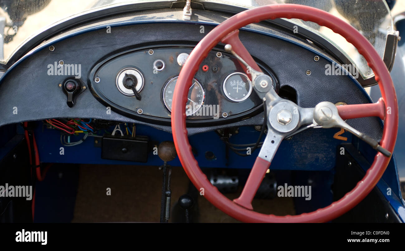 Tableau de bord voiture vétéran et volant Banque D'Images