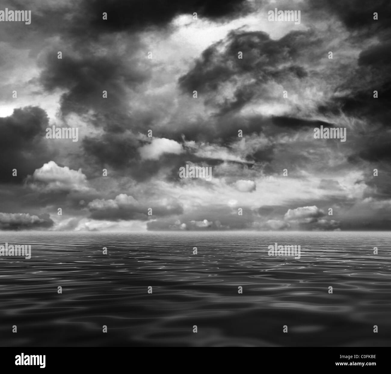 La Mer Et Le Ciel Sombre Photo Stock Alamy