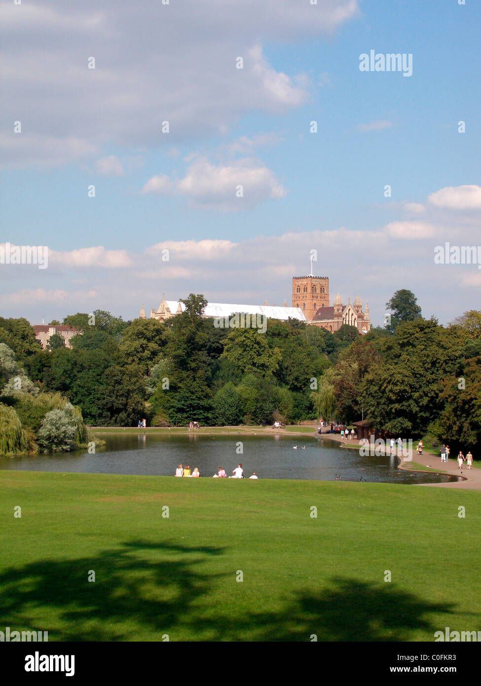 St Albans Abbey vue sur le lac à Verulamium Park, St Albans, Hertfordshire, Angleterre Banque D'Images