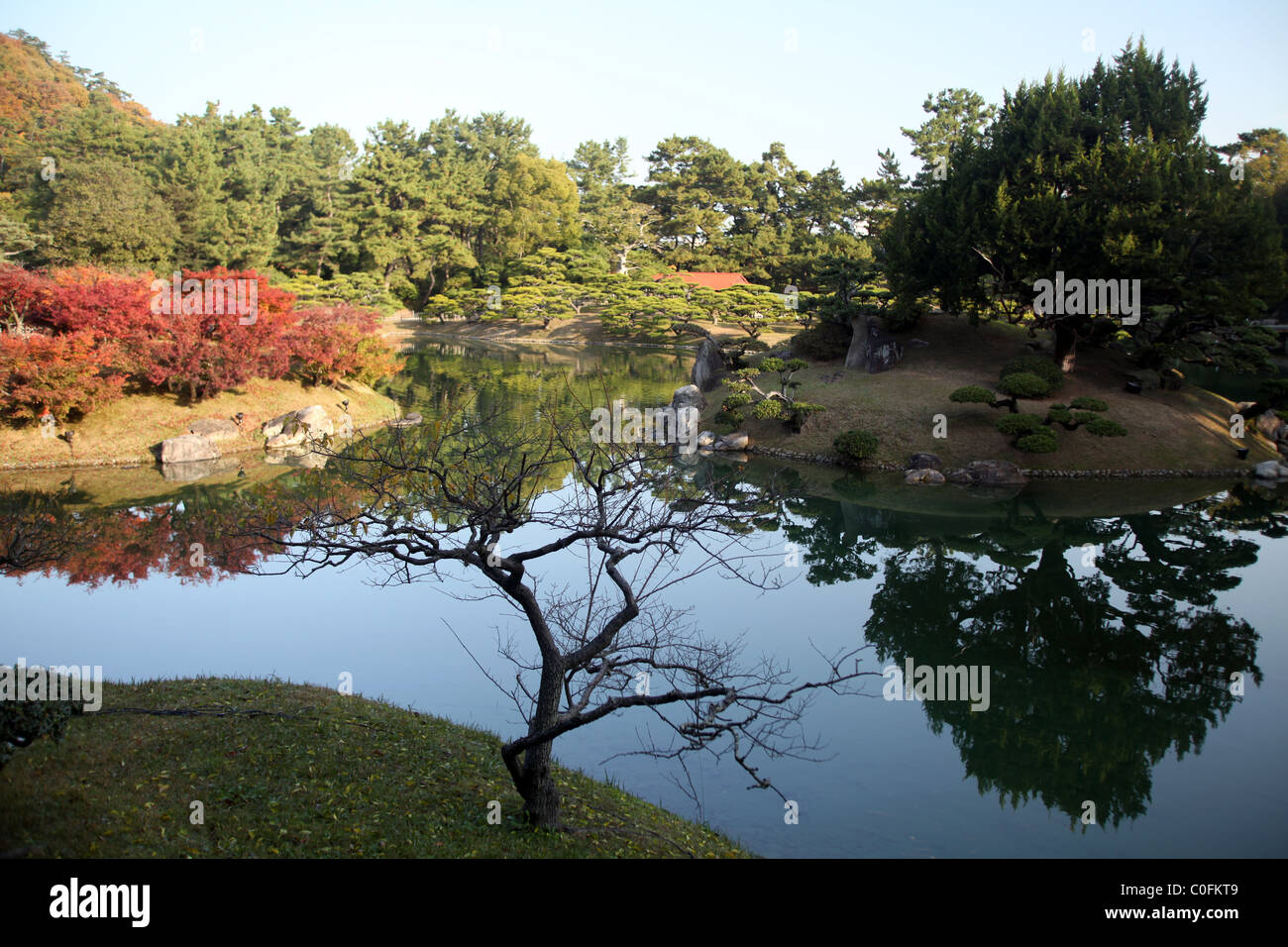 Lac et arbres, Ritsurin Koen gardens, Shikoku, Takamatsu, Japon. Banque D'Images