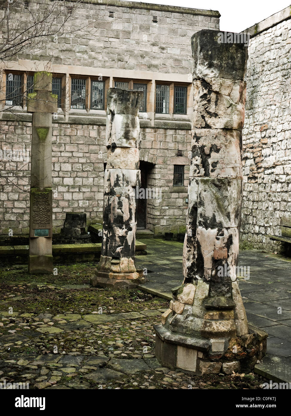 Piliers carbonisés et mémorial à Arthur Stephenson tour à St Martin le Grand Église, Coney Street, York, Yorkshire, UK Banque D'Images