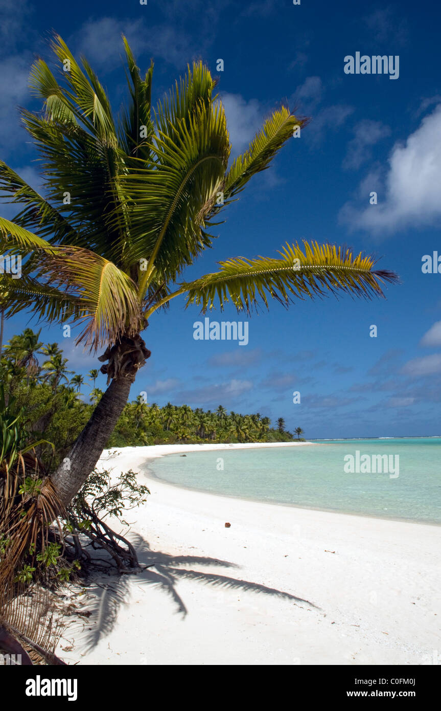 La claire et vert lagon de l'atoll de Aitutaki est l'un des plus pittoresques sites touristiques de l'Océan Pacifique Banque D'Images