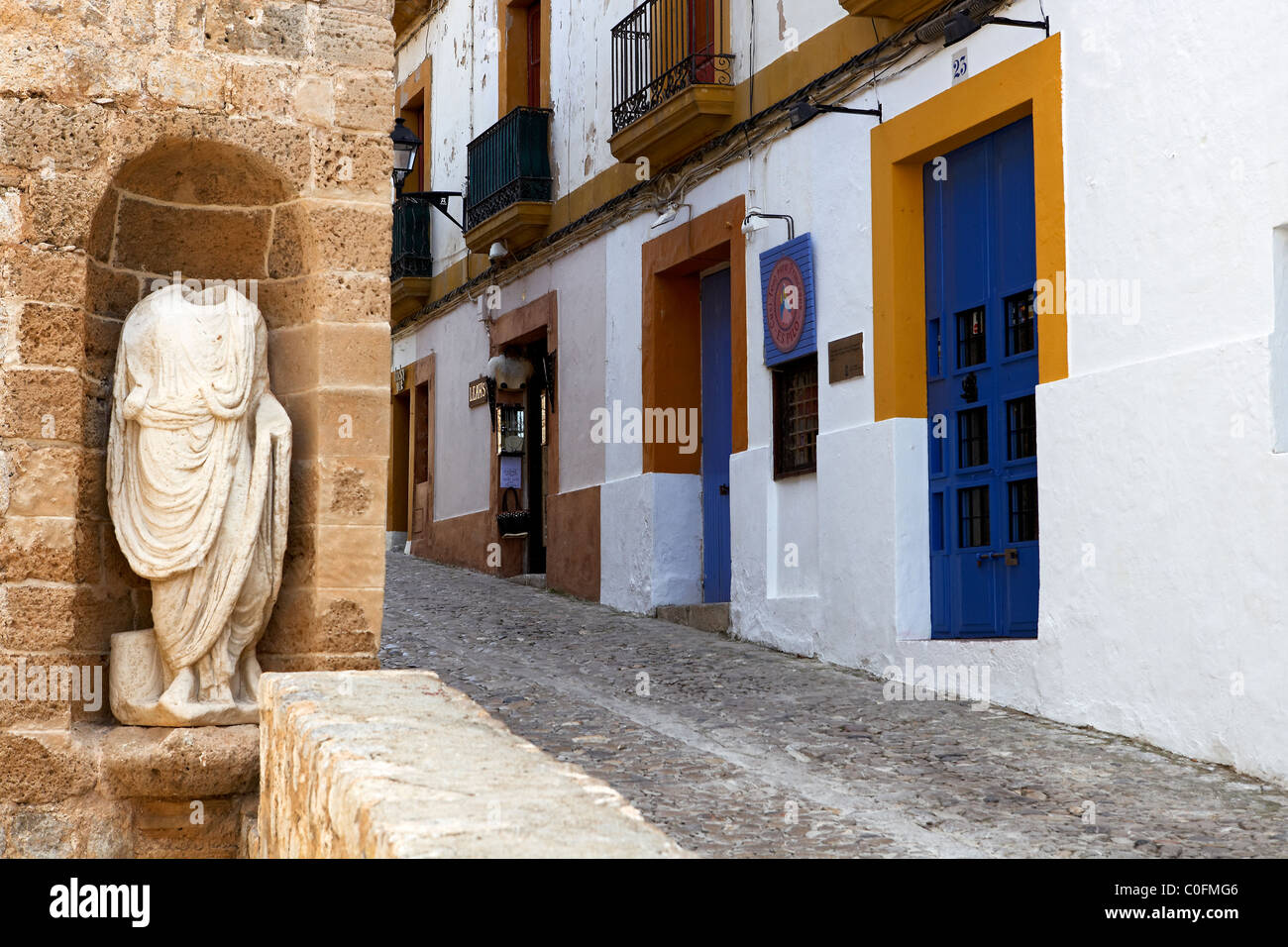 Sculpture et Street à biza. L'Espagne. Banque D'Images