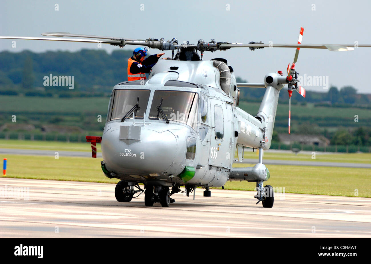 Le Westland Lynx est un multi-usage britannique hélicoptère militaire. Mécanicien travaille sur l'hélicoptère. Banque D'Images