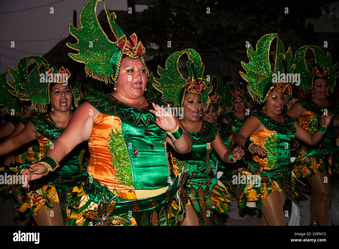 Les mexicains habillés en Holbox carnaval, Yucatan, Mexique Banque D'Images