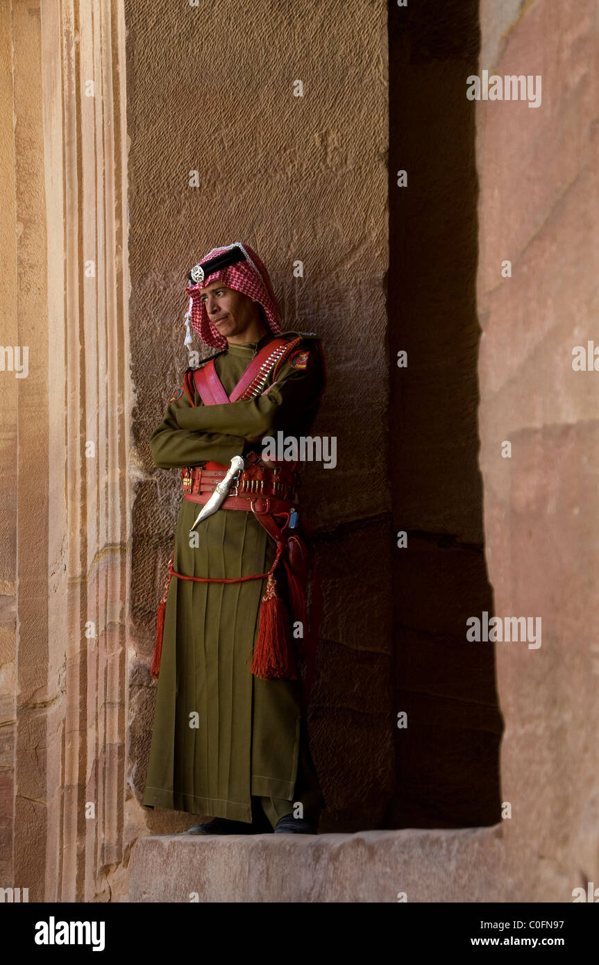 Officier des forces bédouines jordaniennes portant une hemagh keffiyeh à carreaux rouges et blancs et une ceinture de munitions traditionnelle à Petra Jordanie Banque D'Images