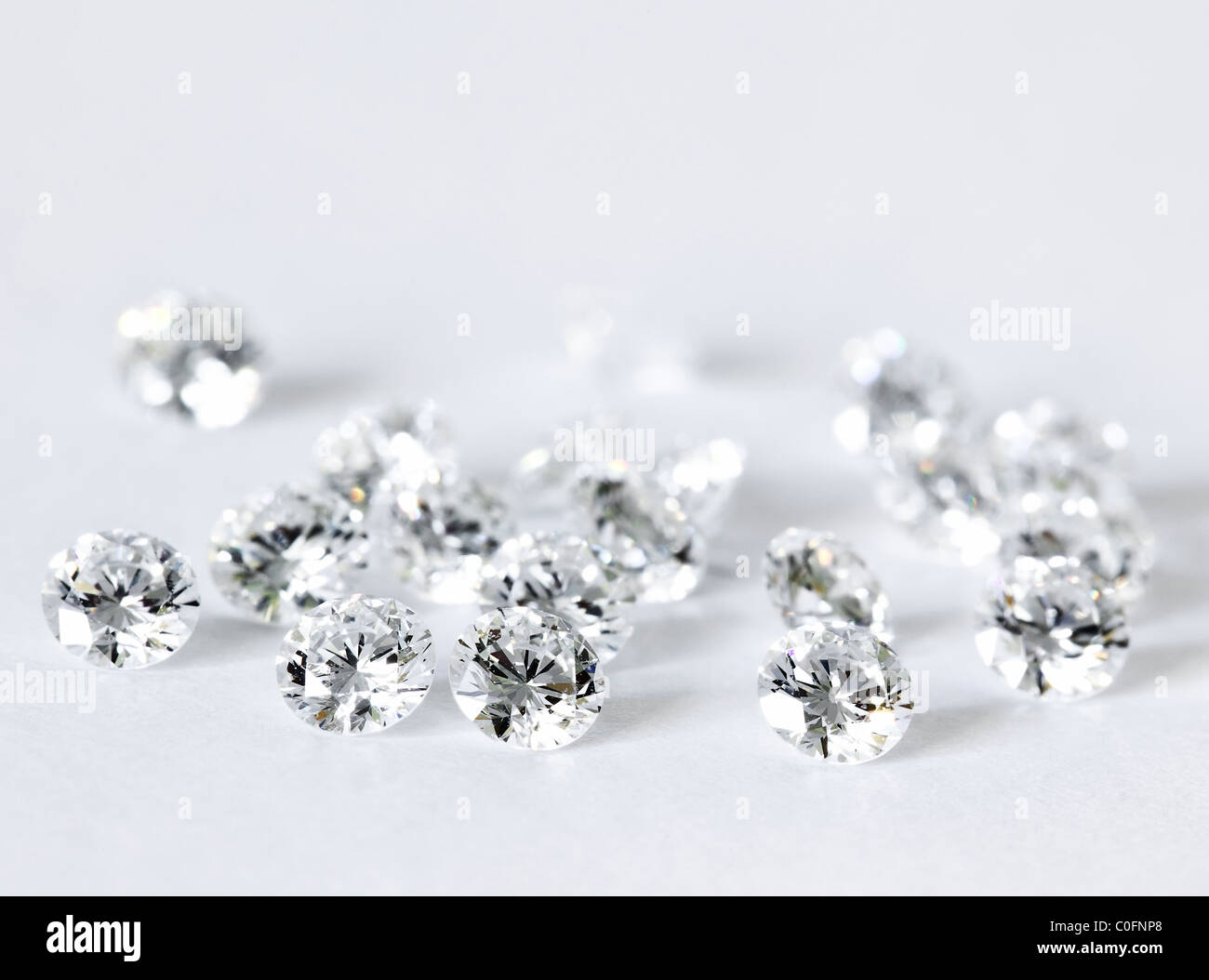 Diamants taille brillant,.sur fond blanc. Banque D'Images