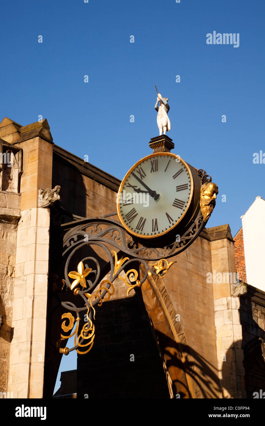 Peu d'Amiral Réveil suspendu à l'église de St Martin le Grand, Coney Street, York, Yorkshire, Angleterre, Royaume-Uni Banque D'Images